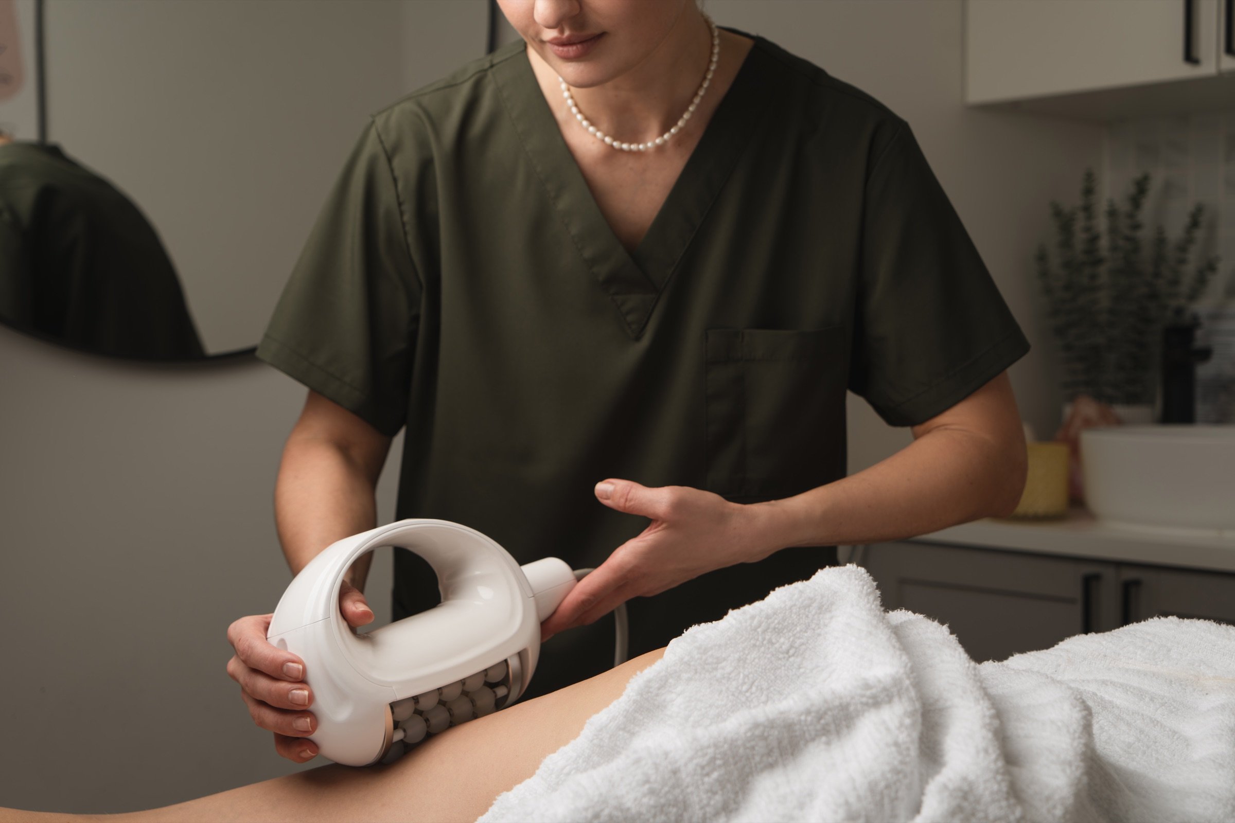 The sphere roller handpiece worked across the waist in the Sphere studio